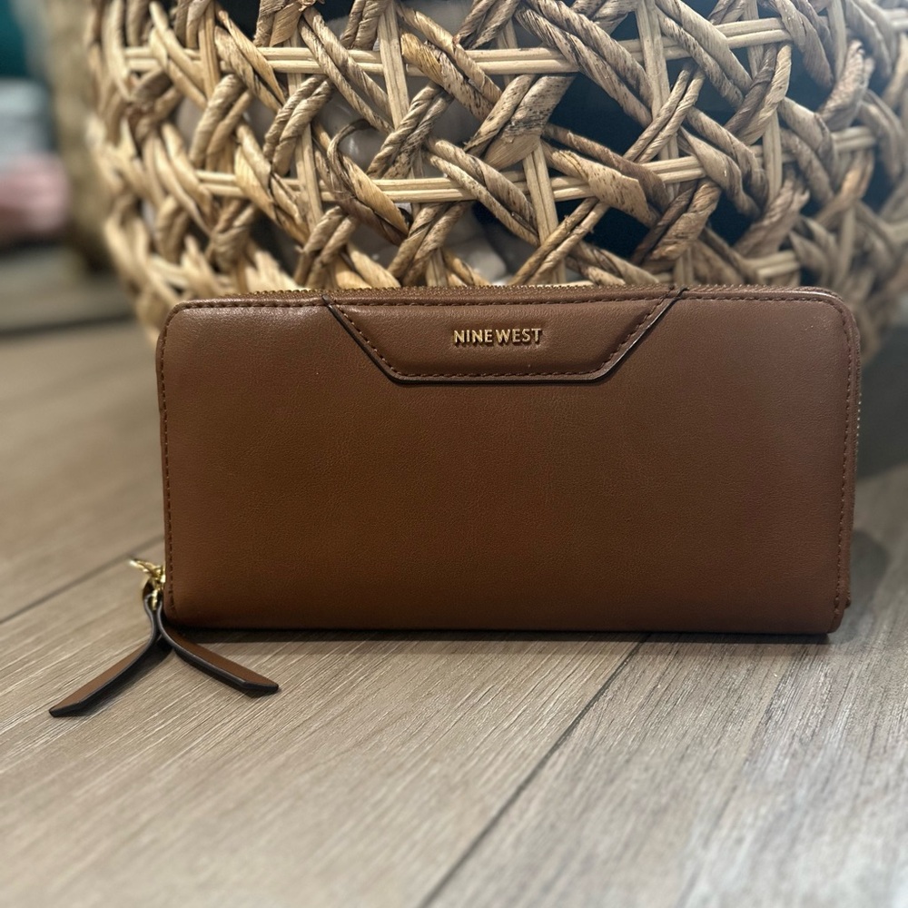 Nine West Brown Large Zip Up Wallet (NEW)